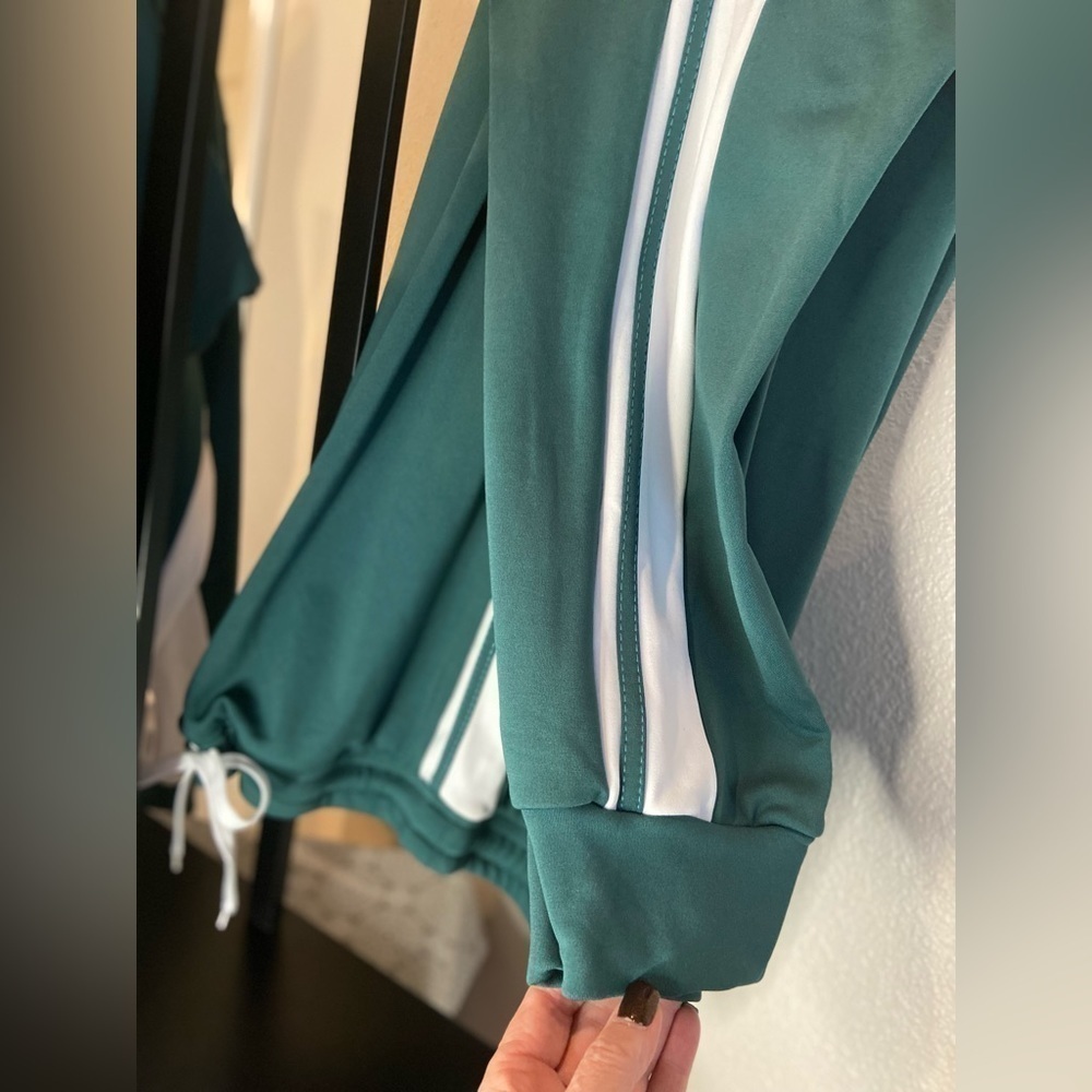 Rouge Collection~NWOT~Kelly Green/White Stripe Tracksuit~1/4 Zip~Hooded~Size 2X - Picture 10 of 16